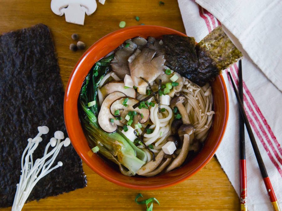 soupe nouilles ramen miso champignons